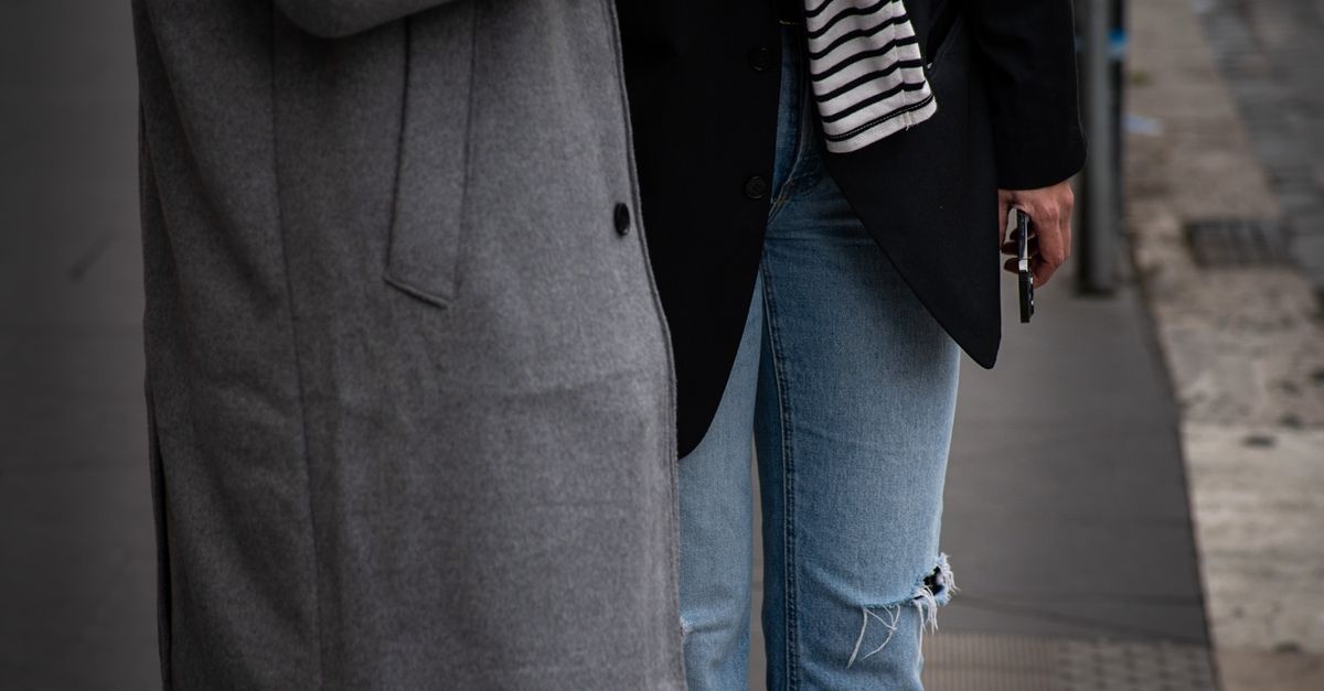 Jeansy w duecie z długą marynarką: stylizacje, które wyglądają jak z modowego street style’u