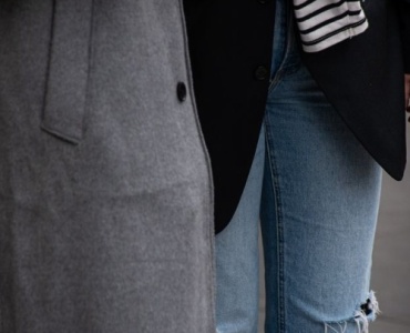 Jeansy w duecie z długą marynarką: stylizacje, które wyglądają jak z modowego street style’u