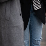 Jeansy w duecie z długą marynarką: stylizacje, które wyglądają jak z modowego street style’u