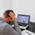 Gdy praca wchodzi do domu: jak stres zawodowy potrafi nadwyrężyć związek (i co z tym zrobić)
