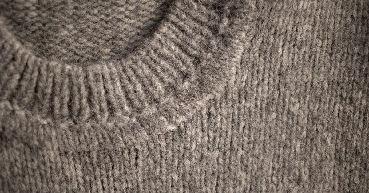 Kaszmirowy sweter jak nowy: sprawdzone sposoby prania i pielęgnacji bez zniszczeń