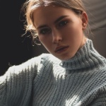Elegancja na wyjątkowe okazje: jak nosić dzianinę w uroczystych stylizacjach