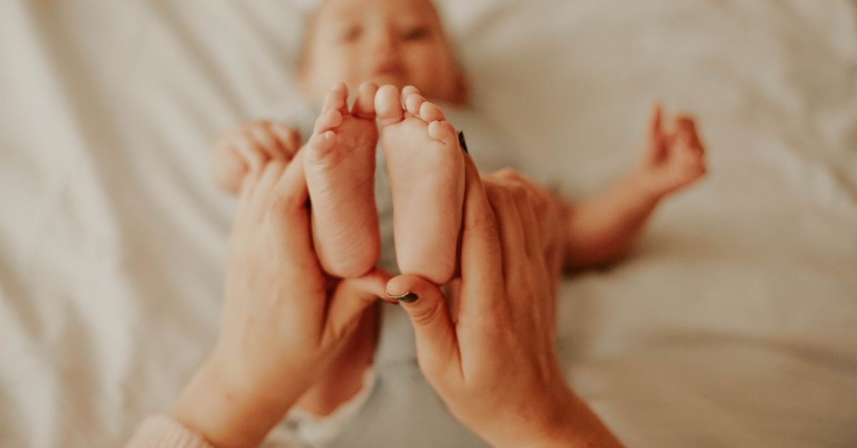 Pierwsze mycie włosów niemowlęcia: delikatne sposoby, które pokochasz Ty i maluch