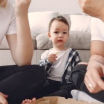 Od papki do rodzinnego stołu: jak krok po kroku wprowadzać wspólne posiłki