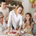 Spotkanie rodzinne szyte na miarę: jak rozmawiać z dziećmi, nastolatkami i seniorami, by każdy czuł się wysłuchany